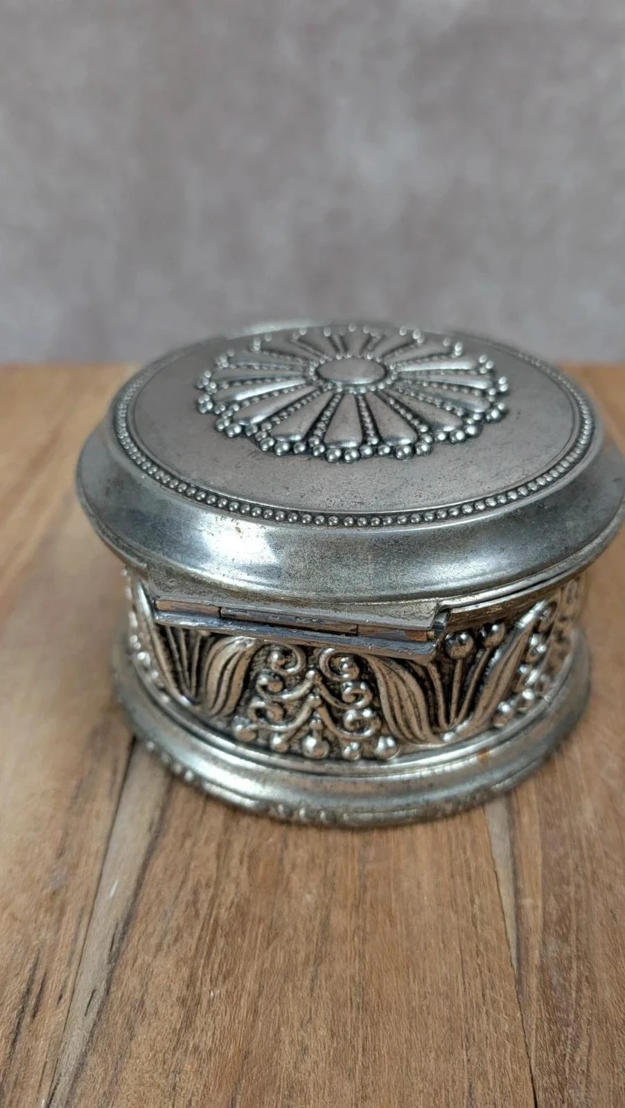 Oude ronde zilveren metalen doos - Rode fluwelen binnenkant – photo 7